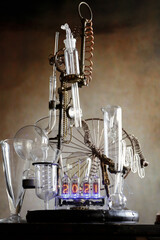 orologio a valvole vecchie con provette  di vetro di laboratorio chimico