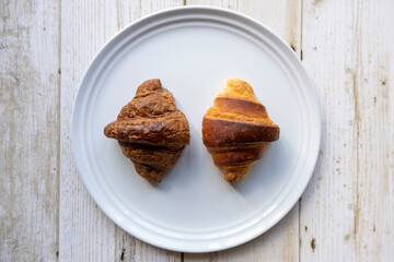 白いお皿の上のミニクロワッサン 