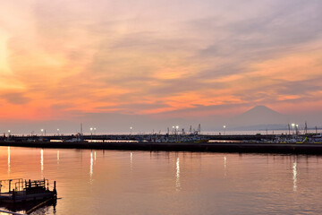 Fototapeta na wymiar 江の島片瀬漁港の夕景と富士山