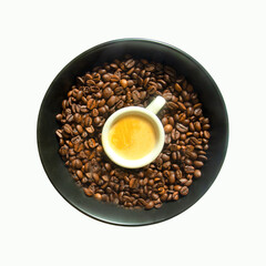 Espressotasse umrandet von Kaffeebohnen
