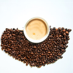 Kaffeetasse in einer Ansammlung von Kaffeebohnen