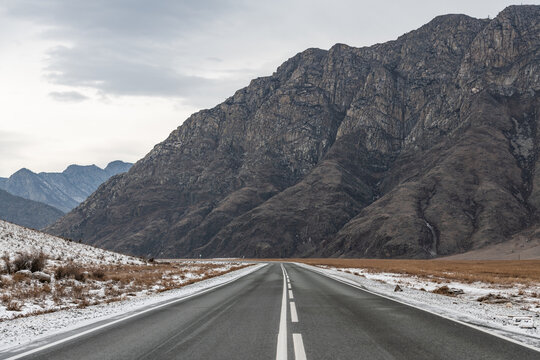 Stunning Chuiskiy trakt road in winter. Scenic road among Altai mountains