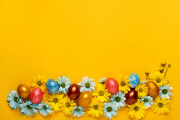 Fototapeta na wymiar Easter background with Easter eggs and spring flowers.
