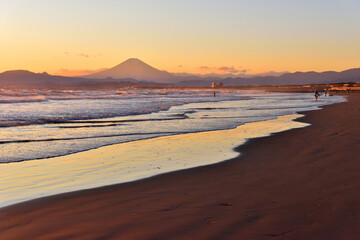 Obraz premium 夕方の湘南海岸から見える富士山と夕焼雲