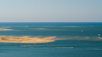 Fototapeta na wymiar Vue dégagée sur le bassin d'Arcachon, depuis le sommet de la Dune du Pilat, sous un temps ensoleillé