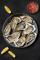 huîtres fraîches ouvertes avec tranches de citron et sauce vinaigre échalote 