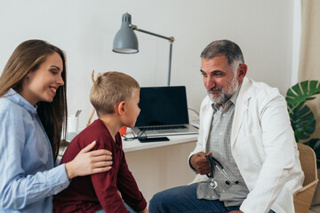 Obraz premium boy with his mother visit pediatrician