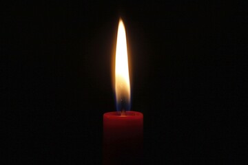 Kerzenflamme in der Dunkelheit
