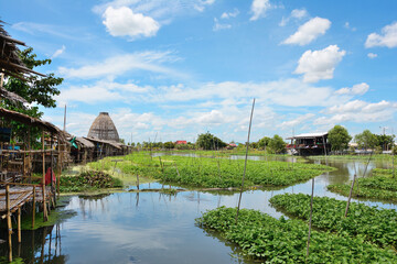 Obraz premium Thai market on the edge of the canal with sky as background