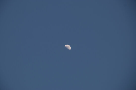 a linda lua crescente no c&eacute;u