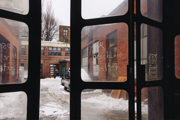 Alte Schiebetür in einer einer stillgelegten Industriehalle im Winter mit Schnee