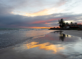 P&ocirc;r do sol na linda praia de saua&ccedil;uhy 