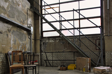 Alte Metalltreppe in einer stillgelegten Industriehalle