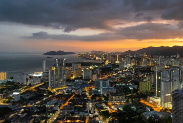 Paysage urbain au coucher de soleil à George Town sur l'île de Penang, Malaisie