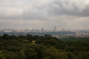 Fototapeta na wymiar Vistas de Madrid en un día nublado desde la Casa de Campo