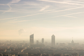 pollution atmosphérique dans une ville européenne comme Lyon en France à cause de la circulation...