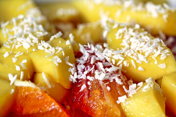Obstsalat mit Mango, Blutorangen und Kokosflocken
