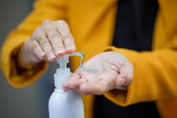Hand washing with alcohol gel to eliminate bacteria and viruses