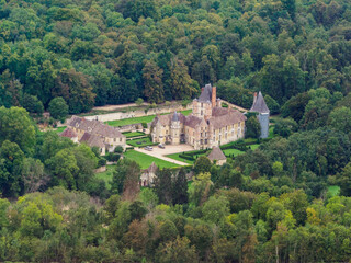 Fototapeta na wymiar vue aérienne du château d'alincourt dans l'Oise en France