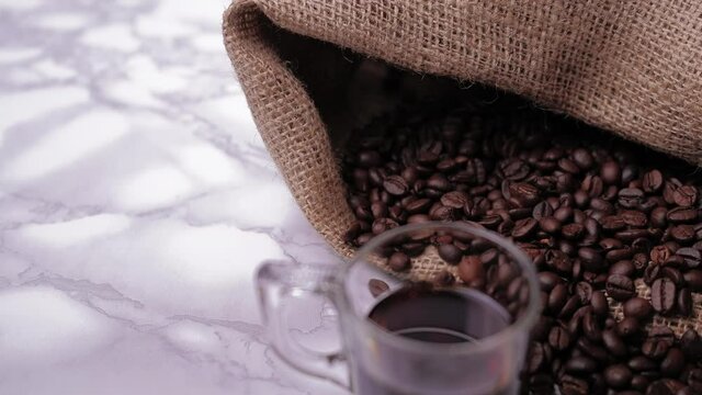 Caff&egrave; in tazzina di vetro