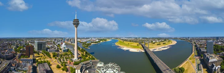 Rheinschleife in Düsseldorf, Deutschland © shokokoart