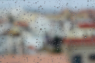 gotas de lluvia en el cristal
