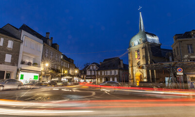 Fototapeta premium Objat (Corrèze, France) - Vue nocturne de l'église Saint Barthélémy au coucher du soleil