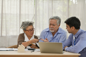 Senior couple having financial problems need discussing financial plans whit finansial advisor.