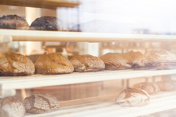 Bakery presents organic bread in the window display. Bäckerei presentiert bio Brot in der...
