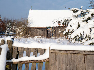 Stara stodoła w Białowieży zimą. © Agnieszka
