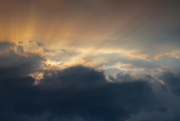 Obraz premium The sun's rays passing through the clouds and shining form an interesting light pattern against the sky evening. Copy space, No focus, specifically. specifically.