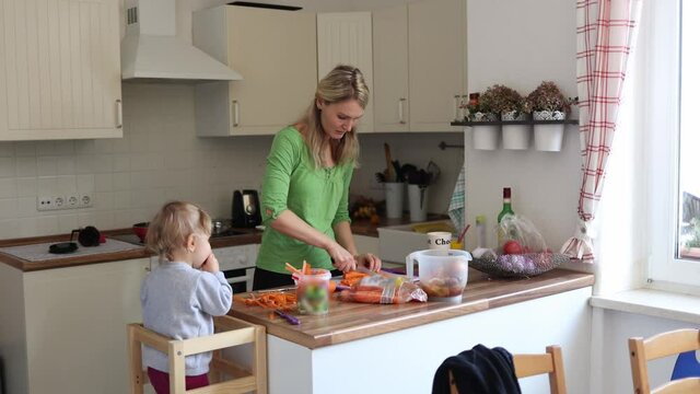 Mutter und Tochter bereiten zusammen das Essen zum Kochen vor