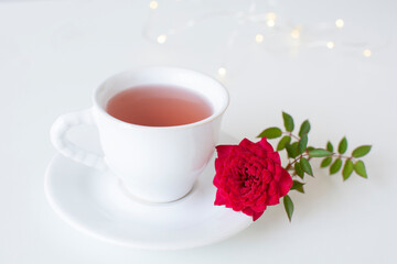 Obraz na płótnie Canvas Tea for valentine's day, and red flowers