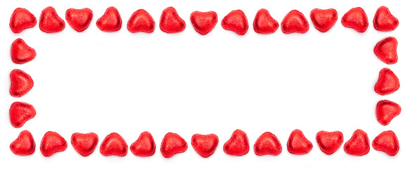 Rote Schokoladenherzen als Flatlay Muster