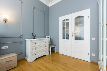 Photo of the interior of the bedroom, a large bed, in white, in a modern style