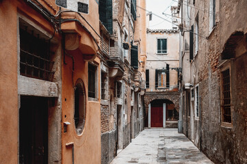 Fototapeta na wymiar Alley between houses in Venice, Italy