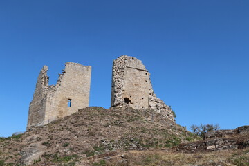 Nouvelle-Aquitaine - Limousin - Creuse - Forteresse de Crozant - La tour quadrangulaire et la tour...