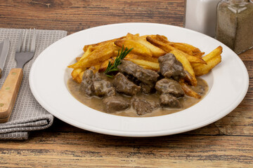 sanglier sauce au poivre et frites françaises