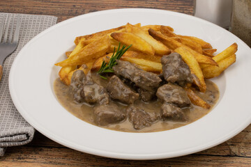 sanglier sauce au poivre et frites françaises