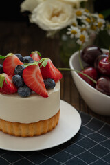 cheesecake with berries