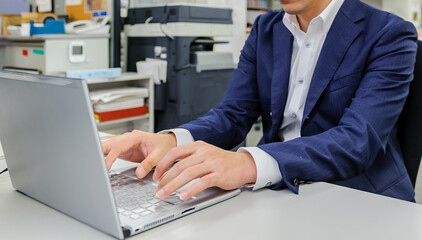 ノートパソコンを操作するビジネスマン