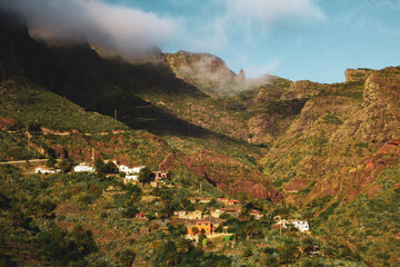 Pueblo entre palmeras y montañas de una isla exótica y tropical (tenerife)