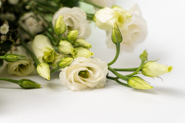 Obraz na płótnie Canvas Bunch of white Eustoma flowers isolated on white background/ Selective focus