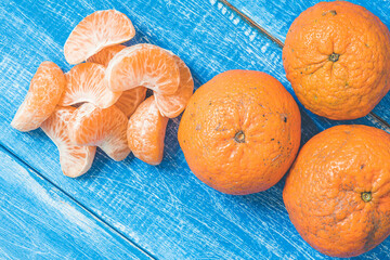 Naturaleza muerta de mandarinas sobre fondo azul