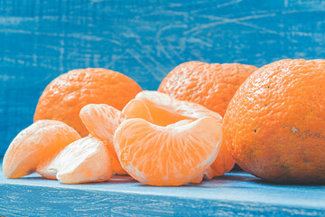 Naturaleza muerta de mandarinas sobre fondo azul