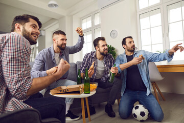 Naklejka premium Group of excited positive men friends eating pizza, drinking bear and watching football match supporting favourite team together at home. Leisure, hobby, entertainment for male company