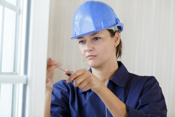 a female builder using scredriver