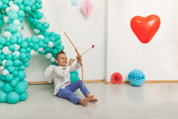 Obraz premium cupid little boywith a bow, arrow and wings