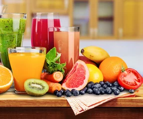 Rolgordijnen Composition of fruits and glasses of juice on desk © BillionPhotos.com