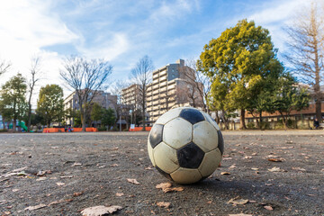 夕方の公園にあったサッカーボールの忘れ物